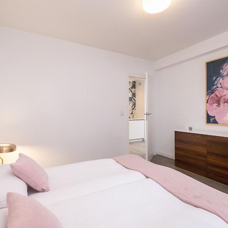 Blue And Green Apartment With Bright Pink Bedroom In Krakow By Noclegi Renters المظهر الخارجي الصورة