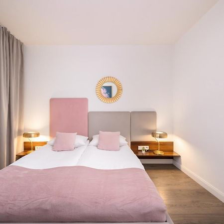 Blue And Green Apartment With Bright Pink Bedroom In Krakow By Noclegi Renters المظهر الخارجي الصورة
