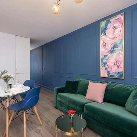 Blue And Green Apartment With Bright Pink Bedroom In Krakow By Noclegi Renters المظهر الخارجي الصورة
