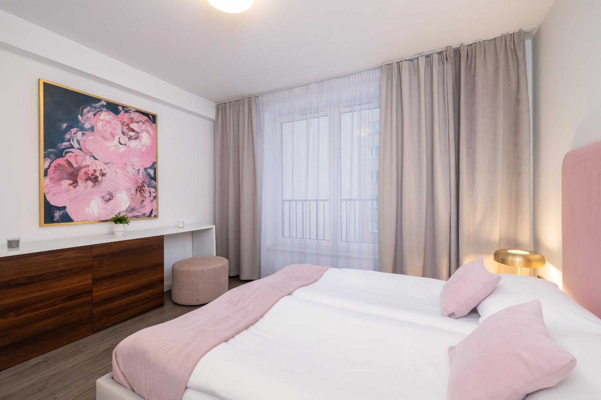 Blue And Green Apartment With Bright Pink Bedroom In Krakow By Noclegi Renters المظهر الخارجي الصورة