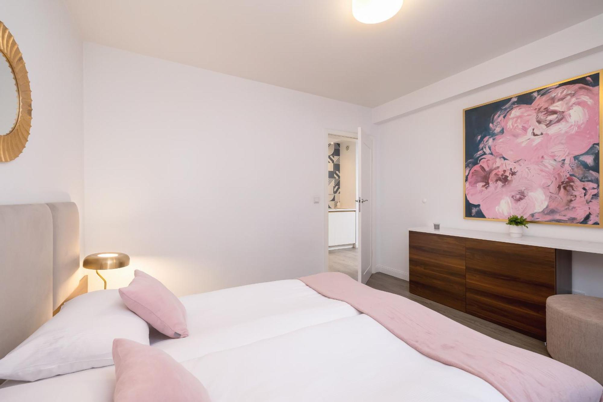 Blue And Green Apartment With Bright Pink Bedroom In Krakow By Noclegi Renters المظهر الخارجي الصورة