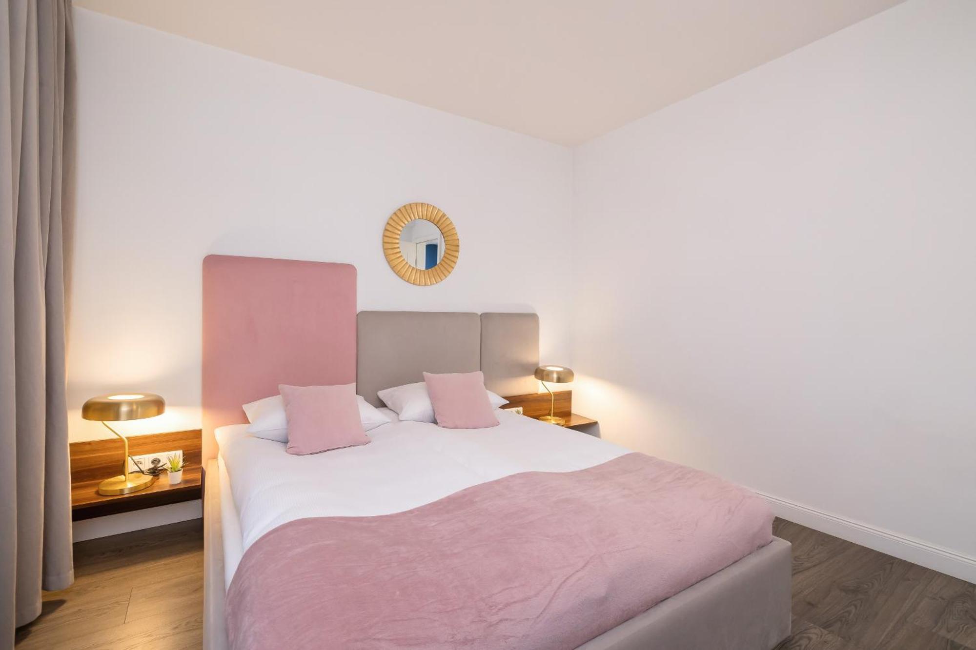 Blue And Green Apartment With Bright Pink Bedroom In Krakow By Noclegi Renters المظهر الخارجي الصورة