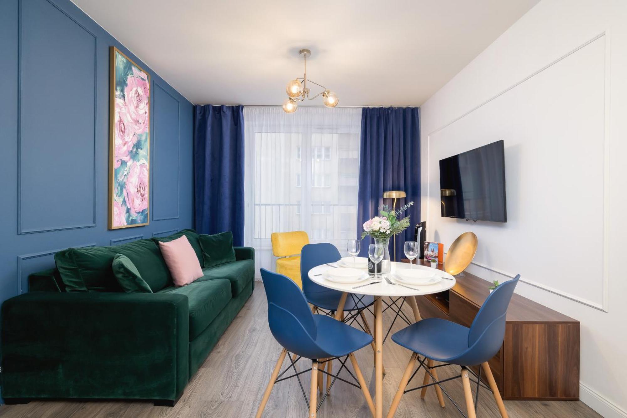 Blue And Green Apartment With Bright Pink Bedroom In Krakow By Noclegi Renters المظهر الخارجي الصورة