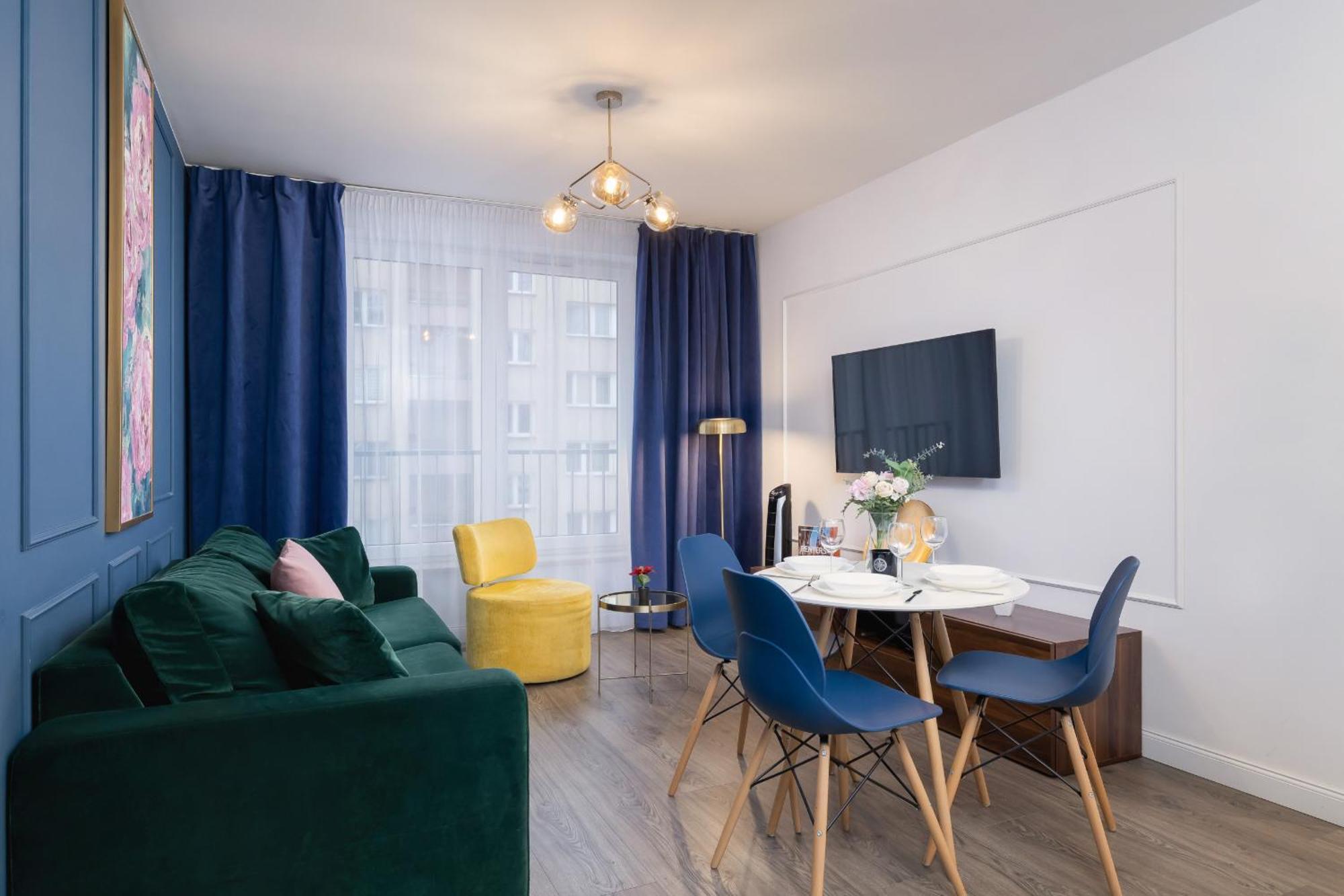 Blue And Green Apartment With Bright Pink Bedroom In Krakow By Noclegi Renters المظهر الخارجي الصورة