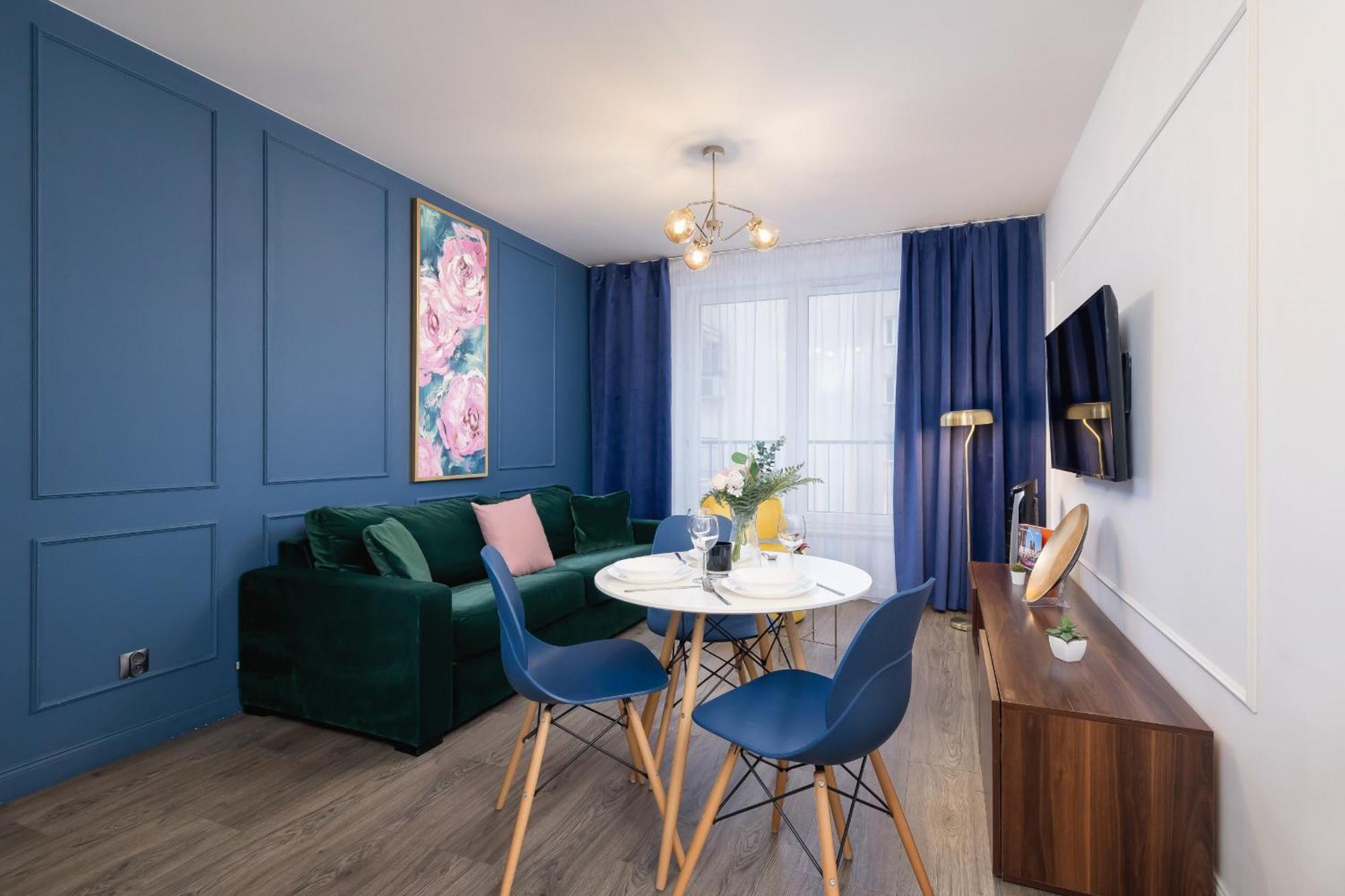 Blue And Green Apartment With Bright Pink Bedroom In Krakow By Noclegi Renters المظهر الخارجي الصورة