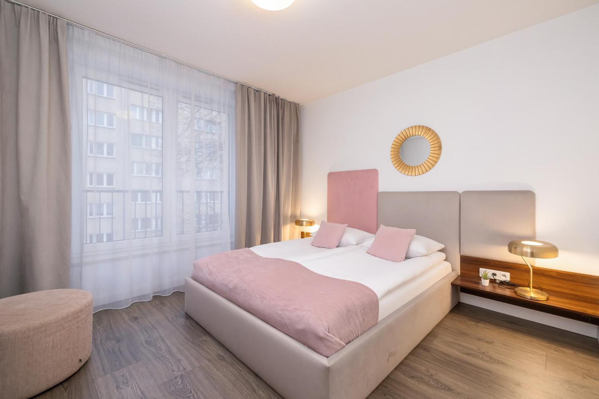 Blue And Green Apartment With Bright Pink Bedroom In Krakow By Noclegi Renters المظهر الخارجي الصورة