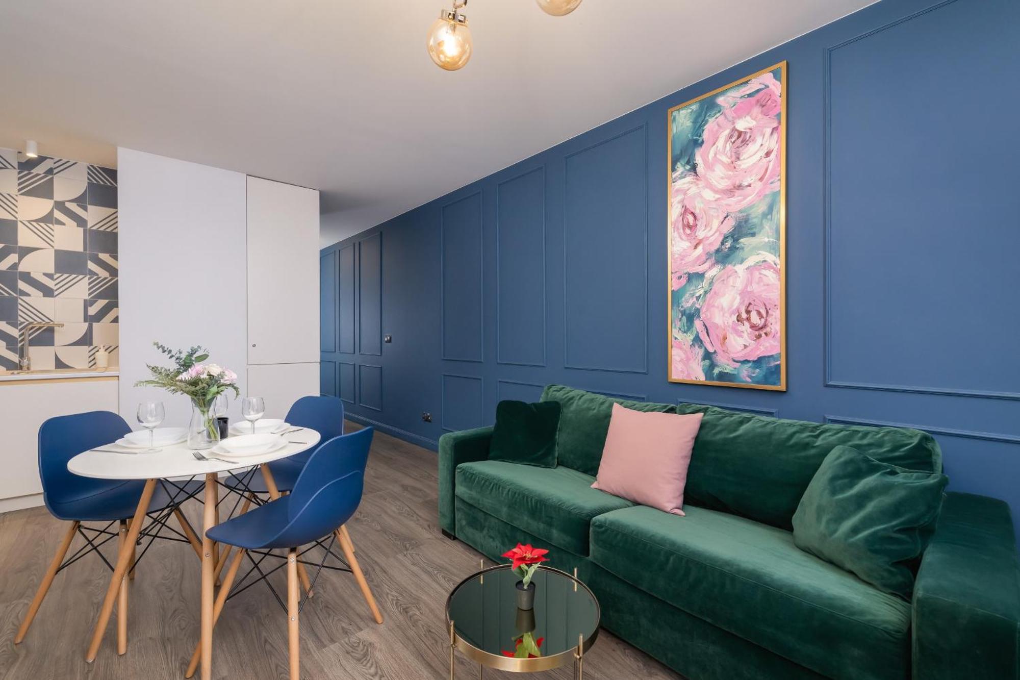 Blue And Green Apartment With Bright Pink Bedroom In Krakow By Noclegi Renters المظهر الخارجي الصورة